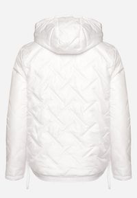 Born2be - Biała Pikowana Kurtka z Odpinanym Kapturem Falenea. Okazja: na co dzień. Kolor: biały. Materiał: jeans. Styl: casual #3