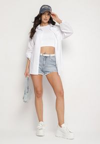 Born2be - Jasnoniebieskie Szorty Jeansowe z Ozdobnymi Przetarciami Tenafela. Okazja: na co dzień. Kolor: niebieski. Materiał: jeans. Długość: krótkie. Styl: casual, elegancki #6