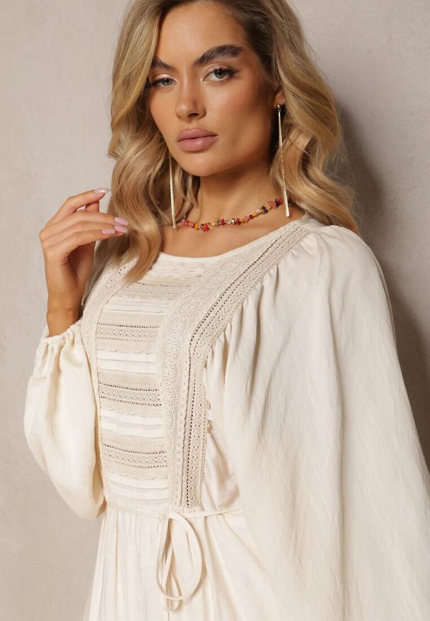 Renee - Jasnobeżowa Sukienka Boho Ozdobiona Ażurowymi Wstawkami i Koronką ze Sznurkiem w Talii Lanekade. Kolor: beżowy. Materiał: koronka. Wzór: aplikacja, ażurowy, koronka. Styl: boho