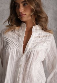 Renee - Biała Koszula z Bawełny ze Stójką Ozdobiona Koronkowymi Lamówkami Ilielia. Okazja: na co dzień, na randkę. Typ kołnierza: kołnierzyk stójkowy. Kolor: biały. Materiał: bawełna, koronka. Wzór: aplikacja. Styl: casual #4