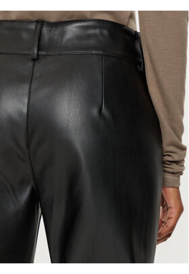 Gina Tricot Spodnie z imitacji skóry 23545 Czarny Regular Fit. Kolor: czarny. Materiał: skóra