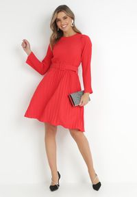 Born2be - Czerwona Sukienka Plisowana z Paskiem Flyne. Kolor: czerwony. Długość rękawa: długi rękaw. Styl: elegancki. Długość: mini #4