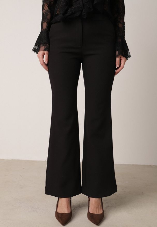 Born2be - Czarne Garniturowe Spodnie VICES o Kroju Dzwonów Tessaria. Okazja: na spotkanie biznesowe. Kolor: czarny. Styl: biznesowy, elegancki, klasyczny