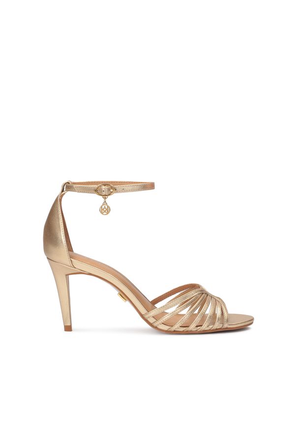 Kazar - Złote sandały z pełną piętą. Zapięcie: pasek. Kolor: złoty. Materiał: skóra. Obcas: na obcasie. Styl: elegancki. Wysokość obcasa: średni