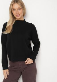 Born2be - Czarny Gładki Sweter o Pudełkowym Kroju ze Stójką Unessa. Okazja: na co dzień. Typ kołnierza: kołnierzyk stójkowy. Kolor: czarny. Materiał: jeans. Wzór: gładki. Styl: casual #4