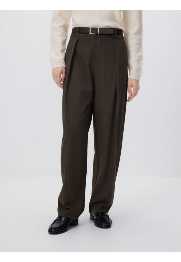 Reserved - Spodnie z paskiem - zielony. Kolor: zielony. Materiał: tkanina, wiskoza