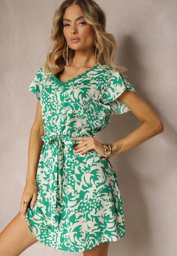 Renee - Zielona Sukienka z Dekoltem z Siateczką z Krótkim Rękawem i Materiałowym Paskiem Mleasa. Kolor: zielony. Materiał: materiał. Długość rękawa: krótki rękaw. Wzór: aplikacja. Sezon: wiosna, lato
