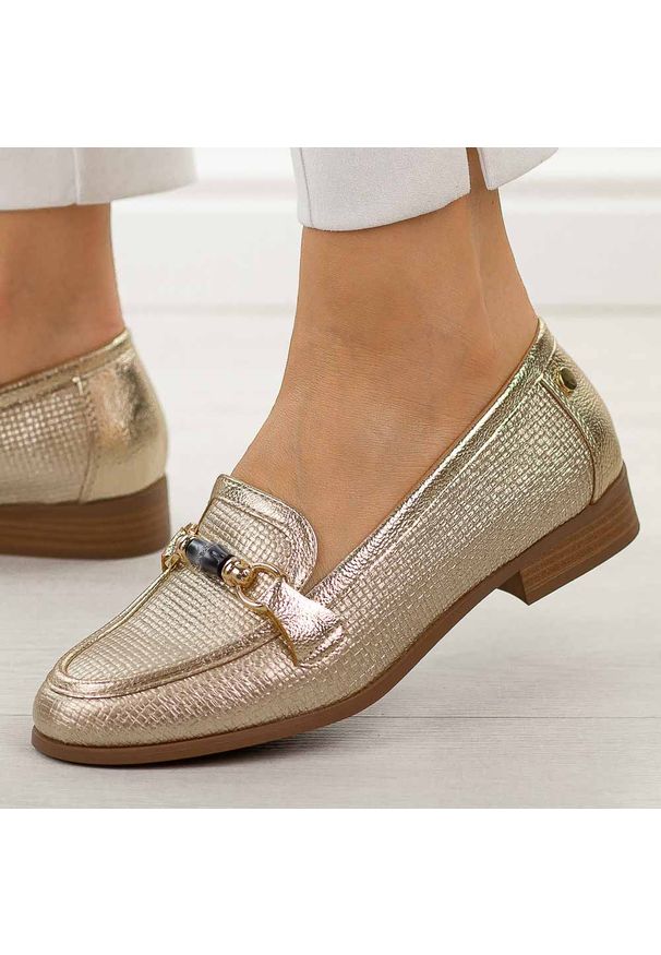 Złote półbuty damskie M.Daszyński 25113-8. Okazja: na co dzień, na spotkanie biznesowe. Kolor: złoty. Materiał: skóra. Szerokość cholewki: normalna. Sezon: wiosna, jesień. Obcas: na obcasie. Styl: biznesowy, elegancki, casual, klasyczny, wizytowy. Wysokość obcasa: niski