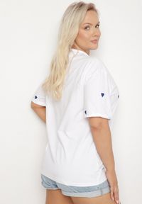 Born2be - Biało-Niebieski Bawełniany T-shirt Zdobiony Haftem w Kształcie Serc Naloree. Okazja: na co dzień. Kolekcja: plus size. Kolor: biały. Materiał: bawełna. Wzór: aplikacja, haft. Styl: klasyczny, elegancki, casual #7