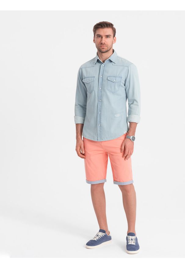 Ombre Clothing - Szorty męskie chinosy z kontrastowym podwinięciem – łososiowe V9. Okazja: na imprezę, do pracy, na co dzień. Kolor: pomarańczowy. Materiał: tkanina, elastan, bawełna. Długość: krótkie. Wzór: kolorowy. Sezon: lato. Styl: wakacyjny, casual
