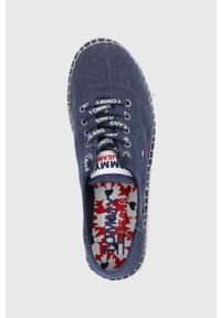 Tommy Jeans Tenisówki kolor granatowy. Nosek buta: okrągły. Zapięcie: sznurówki. Kolor: niebieski. Materiał: materiał, włókno. Obcas: na platformie