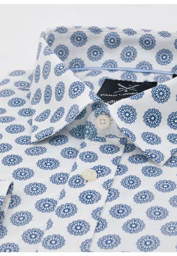 Pako Lorente - PAKO LORENTE – Biała koszula męska w niebieski wzór P21WF-1X-149-B. Typ kołnierza: kołnierzyk klasyczny. Kolor: niebieski, biały, wielokolorowy. Materiał: elastan, bawełna. Długość rękawa: długi rękaw. Długość: długie. Styl: klasyczny