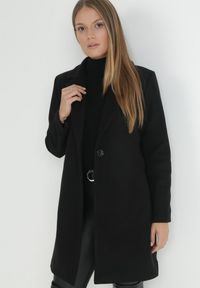 Born2be - Czarny Płaszcz Jednorzędowy Sono. Okazja: na co dzień. Typ kołnierza: golf. Kolor: czarny. Materiał: dzianina, jeans. Długość: do kolan. Styl: casual #1