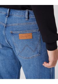 Wrangler - Spodnie jeansowe męskie WRANGLER FRONTIER NEW FAVORITE. Okazja: do pracy, na spacer, na co dzień. Kolor: niebieski. Materiał: jeans. Styl: casual