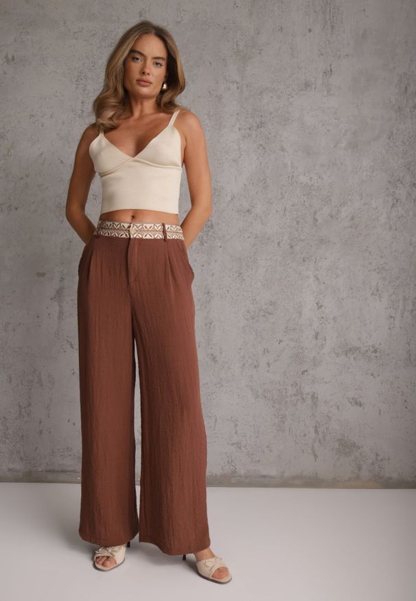 Renee - Brązowe Spodnie z Wiskozy High Waist Ozdobione Geometrycznym Motywem Iomane. Okazja: na co dzień. Stan: podwyższony. Kolor: brązowy. Materiał: wiskoza. Wzór: geometria, aplikacja. Styl: casual