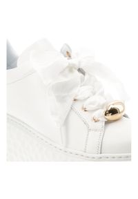 Sneakersy damskie Karino, cholewka ze skóry naturalnej licowej wiązanie z przodu szeroką wstążką metalowe detale zabudowany przód na grubszej podeszw. Okazja: na co dzień. Zapięcie: sznurówki. Kolor: biały. Materiał: skóra. Szerokość cholewki: normalna. Styl: elegancki, sportowy, casual #5