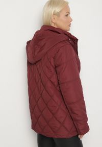 Born2be - Czerwona Pikowana Kurtka z Kapturem i Ozdobnymi Suwakami Carnaye. Okazja: na co dzień, na spacer. Typ kołnierza: kaptur. Kolekcja: plus size. Kolor: czerwony. Materiał: jeans. Styl: sportowy, casual, elegancki