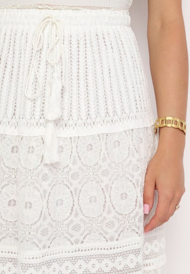 Born2be - Biała Koronkowa Spódnica Maxi z Gumką w Pasie i Falbankami Daziya. Kolor: biały. Materiał: koronka. Wzór: ażurowy. Sezon: wiosna, lato