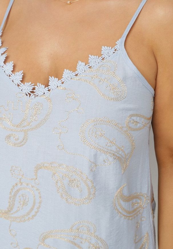 Born2be - Jasnoniebieski Top na Cienkich Ramiączkach z Haftem i Metaliczną Nicią Palinoria. Okazja: na co dzień, na spacer. Kolor: niebieski. Materiał: jeans. Długość rękawa: na ramiączkach. Wzór: haft. Styl: casual, klasyczny, elegancki