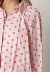 Born2be - Różowa Bluza w Groszki z Wiskozą o Nietoperzowym Kroju z Kołnierzykiem Rayo. Okazja: na co dzień, do pracy. Kolor: różowy. Materiał: wiskoza. Wzór: grochy. Styl: casual, elegancki, retro #3