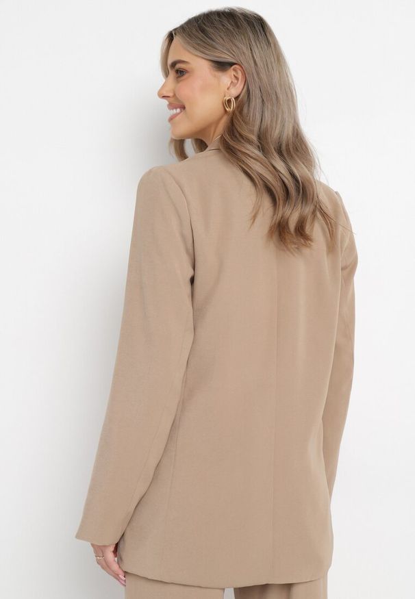 Born2be - Ciemnobeżowa Marynarka Zapinana na Guzik z Kieszeniami Polxeni. Kolor: beżowy. Materiał: poliester