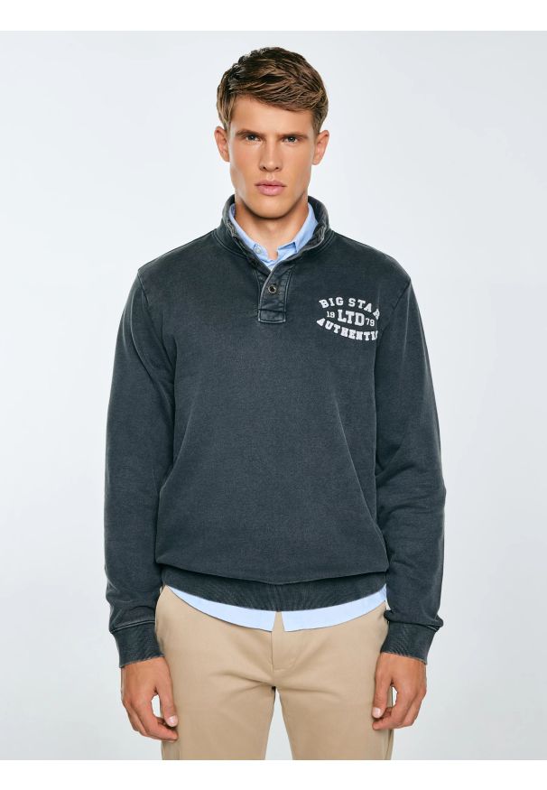 Big-Star - Bluza męska ze stójką czarna Julian 906. Typ kołnierza: kołnierzyk stójkowy. Kolor: czarny. Materiał: jeans, dzianina. Wzór: aplikacja, ze splotem. Styl: sportowy, elegancki