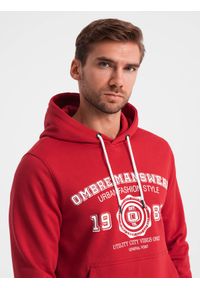 Ombre Clothing - Męska bluza z kapturem kangurka z nadrukiem w stylu college – czerwona V1 - Rozmiar: XXL. Okazja: na co dzień. Typ kołnierza: kaptur. Kolor: czerwony. Materiał: dzianina, poliester, materiał, dresówka, bawełna. Wzór: nadruk. Styl: klasyczny, casual, elegancki