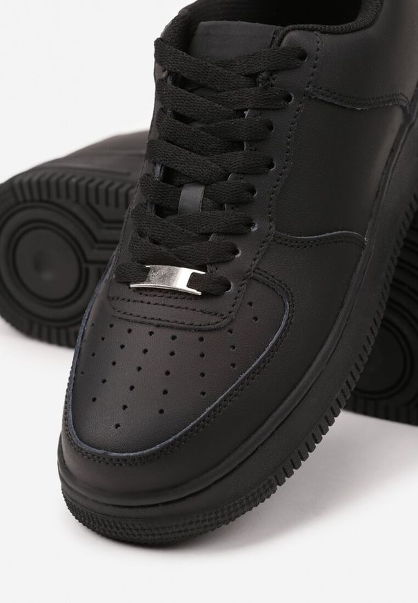 Renee - Czarne Sneakersy ze Skóry Naturalnej z Perforacją Rilarose. Okazja: na co dzień. Kolor: czarny. Materiał: skóra