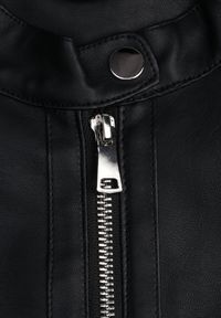 Born2be - Czarna Kurtka Ramoneska Bez Kołnierzyka z Suwakami na Rękawach Rilinne. Okazja: na co dzień, na spacer. Typ kołnierza: bez kołnierzyka. Kolekcja: plus size. Kolor: czarny. Sezon: wiosna. Styl: elegancki, casual #8