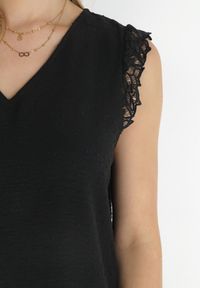 Born2be - Czarna Bluzka Top z Ażurową Falbanką Wokół Ramion z Tkaniny Plumeti Vinda. Kolor: czarny. Materiał: tkanina. Długość rękawa: bez rękawów. Wzór: ażurowy #4