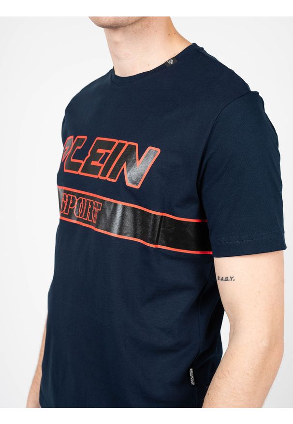 Plein Sport T-shirt | TIPS105 | Mężczyzna | Granatowy. Okazja: na co dzień. Kolor: niebieski. Materiał: bawełna. Wzór: aplikacja. Styl: sportowy
