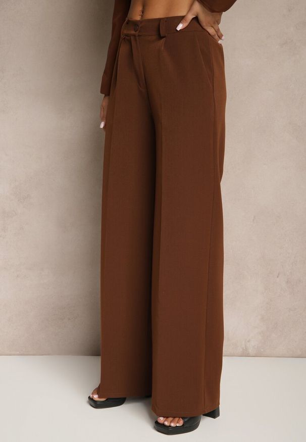 Renee - Brązowe Szerokie Spodnie High Waist z Gumką w Pasie Eternel. Okazja: na spotkanie biznesowe. Stan: podwyższony. Kolor: brązowy. Materiał: jedwab. Styl: biznesowy, elegancki