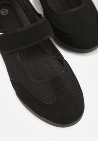 Born2be - Czarne Tenisówki w Stylu Balerinek z Napisem Emitanela. Okazja: na co dzień. Zapięcie: rzepy. Kolor: czarny. Materiał: jeans. Wzór: napisy. Styl: casual, sportowy #5