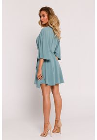 MOE - Kopertowa sukienka mini z szerokimi rękawami niebieska. Kolor: niebieski. Sezon: wiosna, lato. Typ sukienki: kopertowe. Długość: mini #2