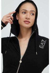 EA7 Emporio Armani bluza damska kolor czarny z kapturem z nadrukiem. Typ kołnierza: kaptur. Kolor: czarny. Długość rękawa: długi rękaw. Długość: długie. Wzór: nadruk #3