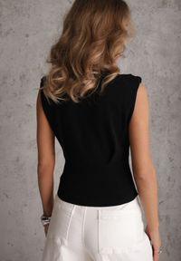 Renee - Czarny Top z Wiskozą o Fasonie Bez Rękawów z Gąbeczkami w Ramionach i Łańcuchem Brizeli. Kolor: czarny. Materiał: wiskoza. Długość rękawa: bez rękawów. Styl: rockowy #7