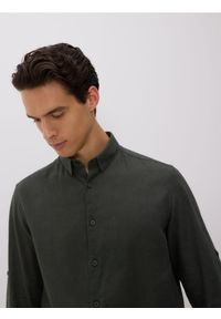 Reserved - Koszula regular z lnem - ciemnozielony. Kolor: zielony. Materiał: len