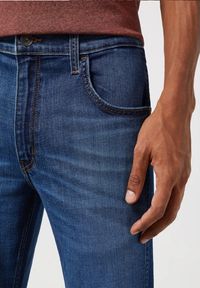 Wrangler - WRANGLER MĘSKIE SPODNIE JEANSOWE REGULAR FIT BALANCING ACT 112351224 W154017978