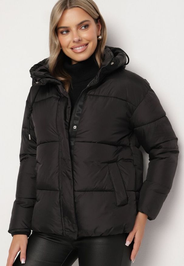 Born2be - Czarna Pikowana Kurtka o Pudełkowym Kroju z Kapturem i Kieszeniami Alissan. Typ kołnierza: kaptur. Kolor: czarny. Materiał: jeans. Sezon: zima