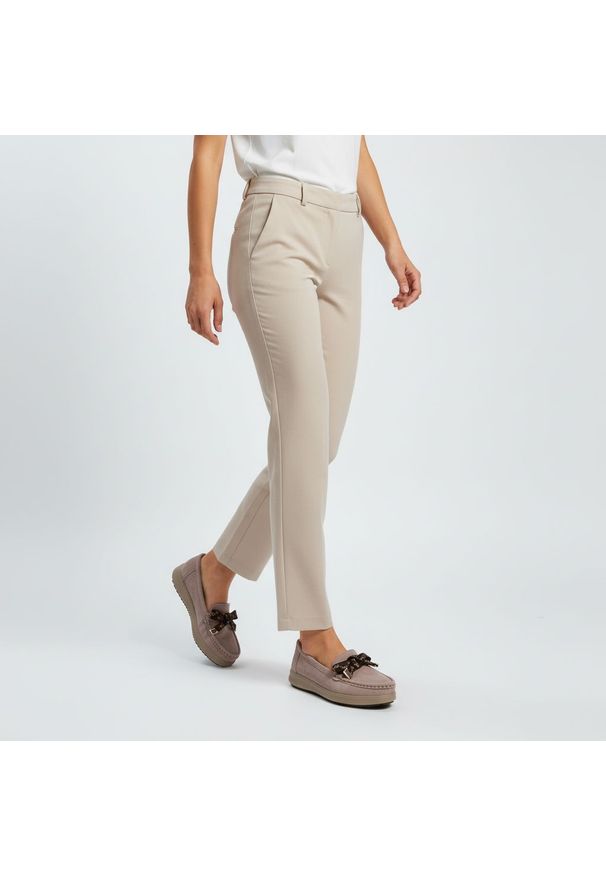 Mokasyny damskie Filippo, cholewka skóra naturalna zamszowa fason wsuwany ozdobna klamra na przodzie miękka linia noska stabilna podeszwa delikatnie. Okazja: na spacer, na co dzień. Zapięcie: klamry. Kolor: beżowy. Materiał: zamsz, skóra. Szerokość cholewki: normalna. Wzór: aplikacja. Sezon: wiosna, jesień. Styl: casual, elegancki, klasyczny