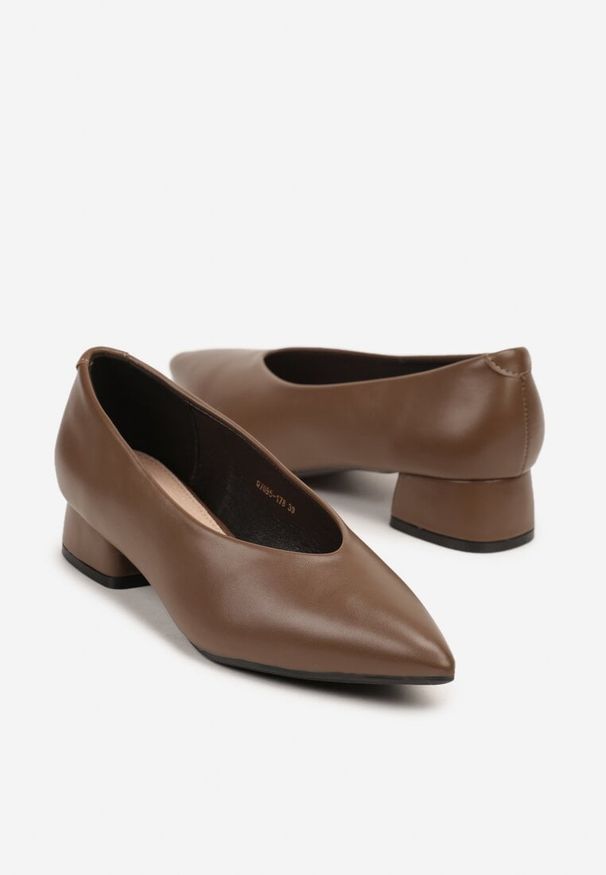 Renee - Ciemnobeżowe Czółenka na Słupku Vices ze Skórzaną Wkładką Alinire. Kolor: beżowy. Materiał: skóra. Obcas: na słupku. Styl: elegancki