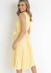 Born2be - Żółta Plisowana Sukienka Midi z Rozkloszowanym Dołem i Materiałowym Paskiem Katinka. Kolor: żółty. Materiał: materiał. Długość: midi #2