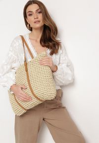 Born2be - Jasnobeżowa Pleciona Torebka Shopper z Rączkami Zapinana na Suwak Alulasa. Kolor: beżowy. Styl: elegancki, casual #5