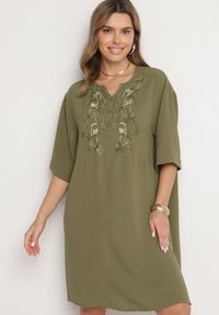 Born2be - Ciemnozielona Sukienka Pudełkowa z Guzikami i Ozdobnymi Haftami Jenivanea. Okazja: na co dzień. Typ kołnierza: dekolt w serek. Kolor: zielony. Materiał: skóra. Długość rękawa: długi rękaw. Wzór: haft. Styl: casual, elegancki #1