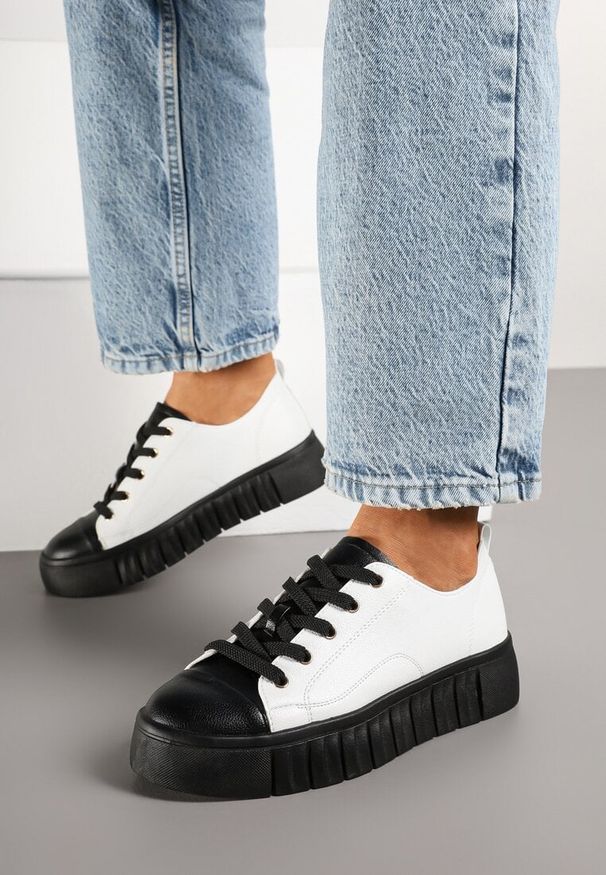 Born2be - Biało-Czarne Sznurowane Sneakersy Vices na Płaskiej Podeszwie Firori. Zapięcie: sznurówki. Kolor: biały. Materiał: jeans. Wzór: aplikacja, jednolity. Obcas: na płaskiej podeszwie