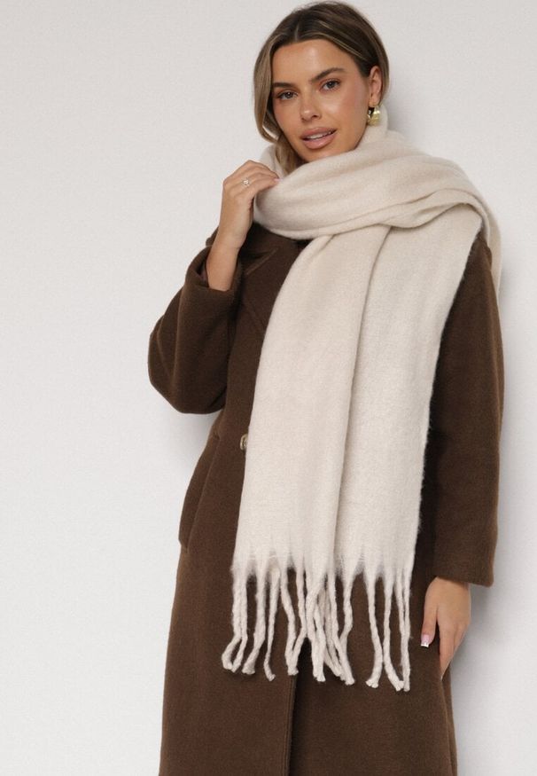 Born2be - Jasnobeżowy Szalik z Frędzlami Owedarria. Okazja: na co dzień. Kolor: beżowy. Materiał: dresówka, jeans. Styl: casual, elegancki