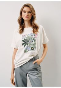 Ochnik - Kremowy T-shirt damski z kwiatowym printem. Kolor: biały. Materiał: bawełna. Wzór: nadruk, kwiaty #2