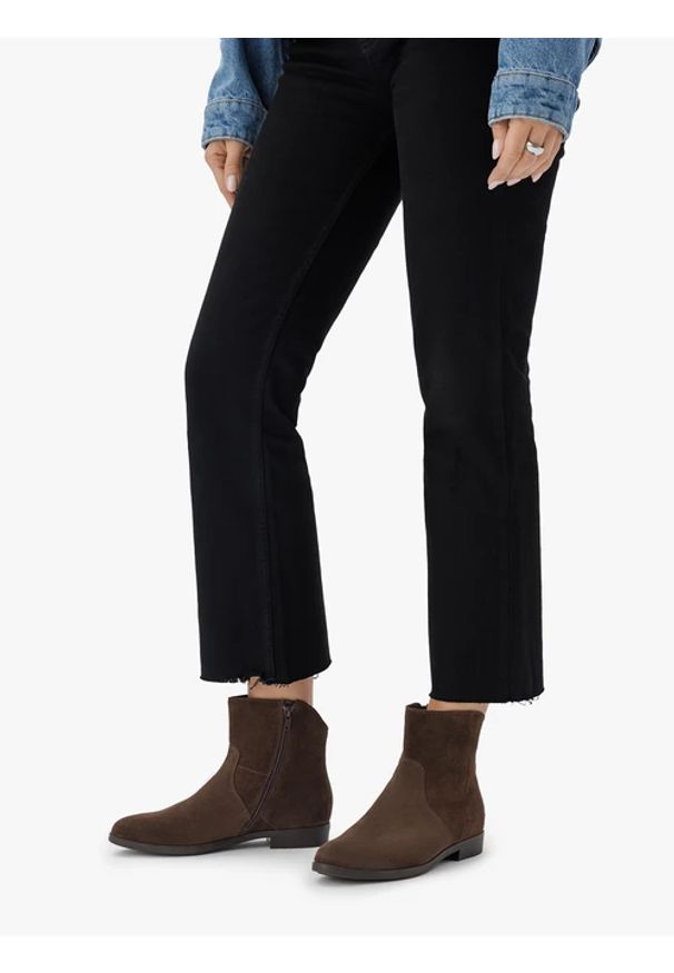 Ryłko - Brązowe krótkie kowbojki. Okazja: na co dzień. Nosek buta: okrągły. Zapięcie: zamek. Kolor: brązowy. Szerokość cholewki: normalna. Wysokość cholewki: za kostkę. Materiał: skóra, welur. Obcas: na obcasie. Styl: casual, street