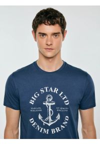 Big-Star - Koszulka męska z kontrastowym nadrukiem ciemnoniebieska Kartes 402. Okazja: na co dzień. Kolor: niebieski. Materiał: dzianina, skóra, materiał. Wzór: nadruk. Styl: sportowy, casual, elegancki #4