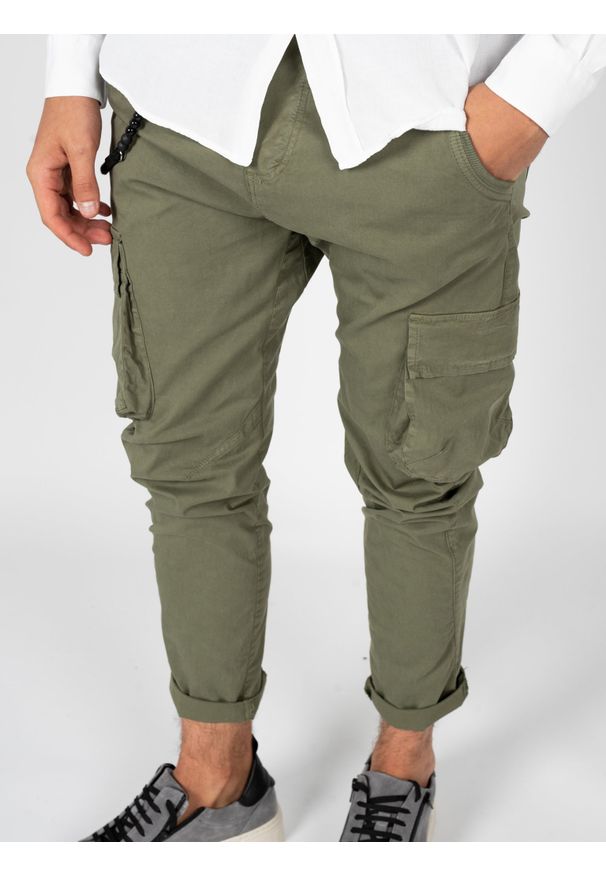 Xagon Spodnie "Cargo Pants" | P24032CR4036 | Mężczyzna | Khaki. Okazja: na co dzień. Kolor: brązowy. Materiał: bawełna, elastan. Długość: długie. Styl: elegancki, casual